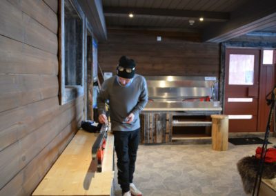 Smører ski i skistallen | Spidsbergseter Resort Rondane