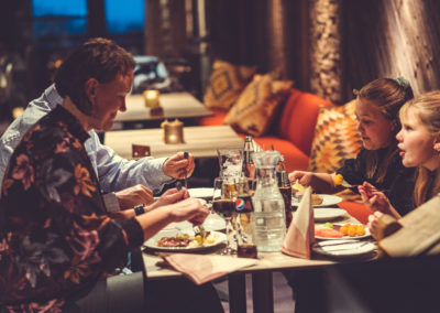 Familie spiser middag | Foto: Bård Gundersen | Spidsbergseter Resort Rondane