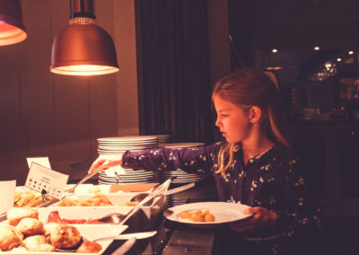 Jente forsyner seg fra buffeten | Foto: Bård Gundersen | Spidsbergseter Resort Rondane