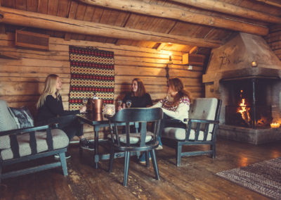 Venninner drikker vin | Foto: Bård Gundersen | Spidsbergseter Resort Rondane
