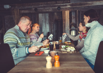 Familie spiser mat | Foto: Bård Gundersen | Spidsbergseter Resort Rondane