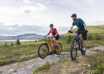 To syklister på sti | Foto: Didrick Stenersen Spidsbergseter Resort Rondane
