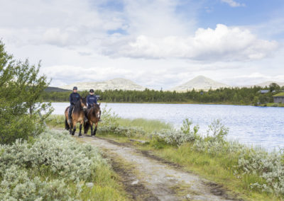 To personer på hesteryggen | Foto: Didrick Stenersen | Spidsbergseter Resort Rondane